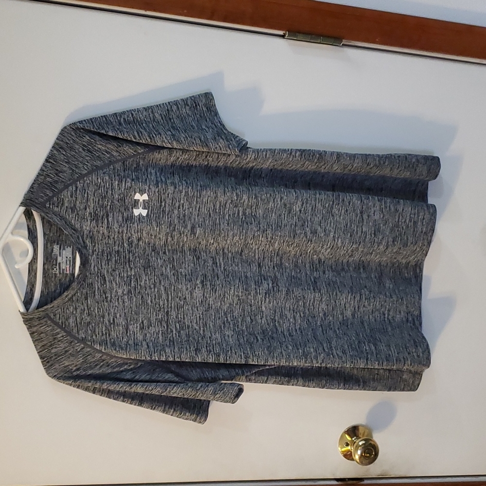 Under Armour Heat Gear T Shirt, size Large. Grey